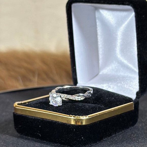 Elegant Silver Diamond Ring - Picture 6 of 7
